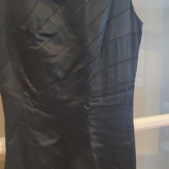 Elegant Black Sleeveless Dress - Picture 5 of 5